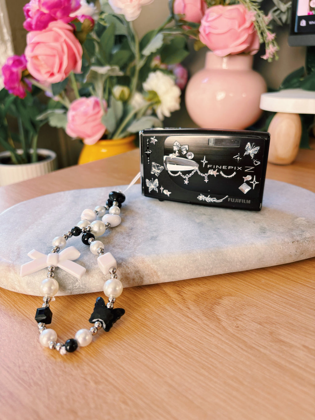 “Nyra” – Fujifilm FinePix Z20FD Black Vintage Digi Cam (Y2K Aesthetic) | Charm Set