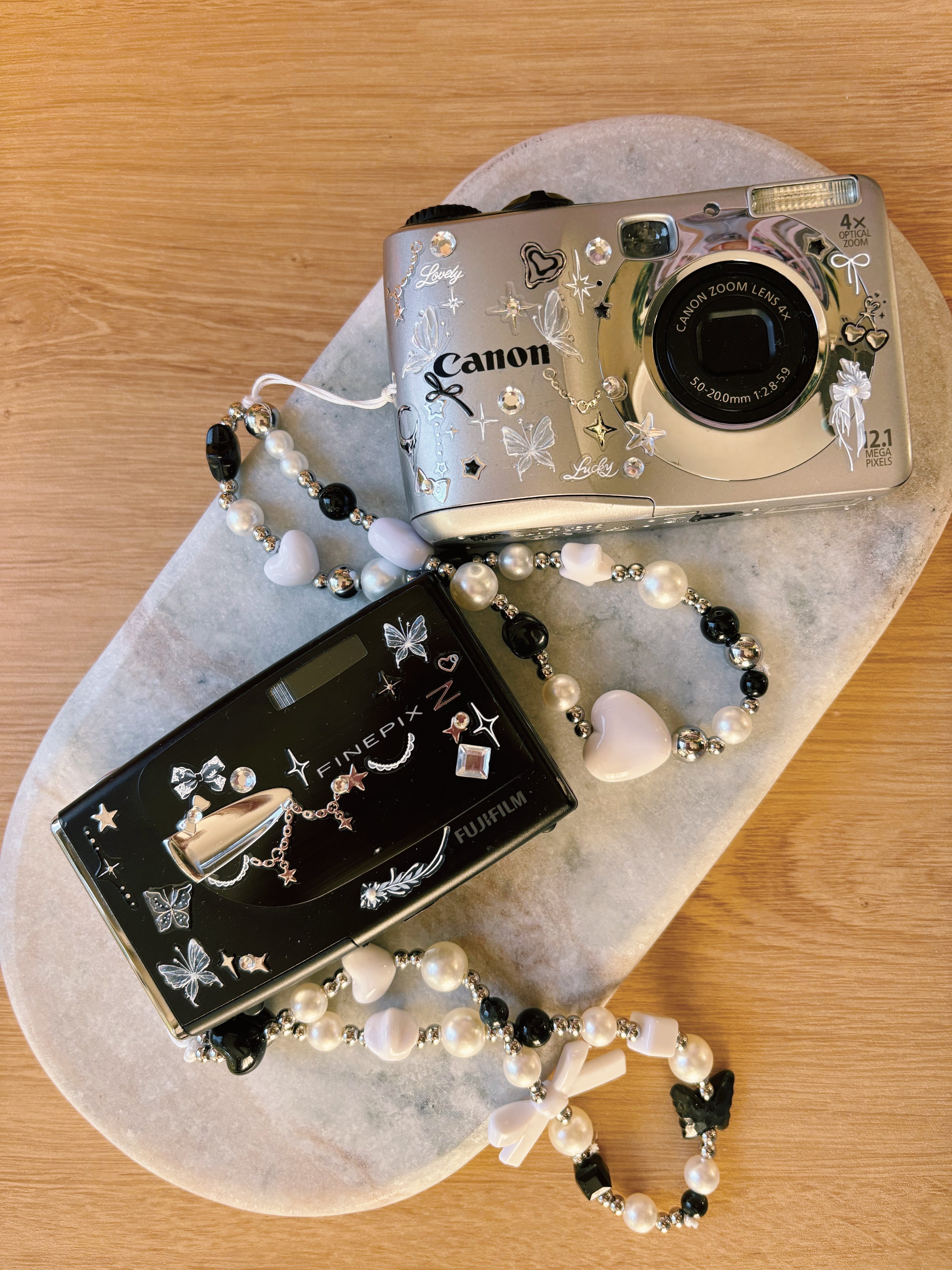 “Nyra” – Fujifilm FinePix Z20FD Black Vintage Digi Cam (Y2K Aesthetic) | Charm Set