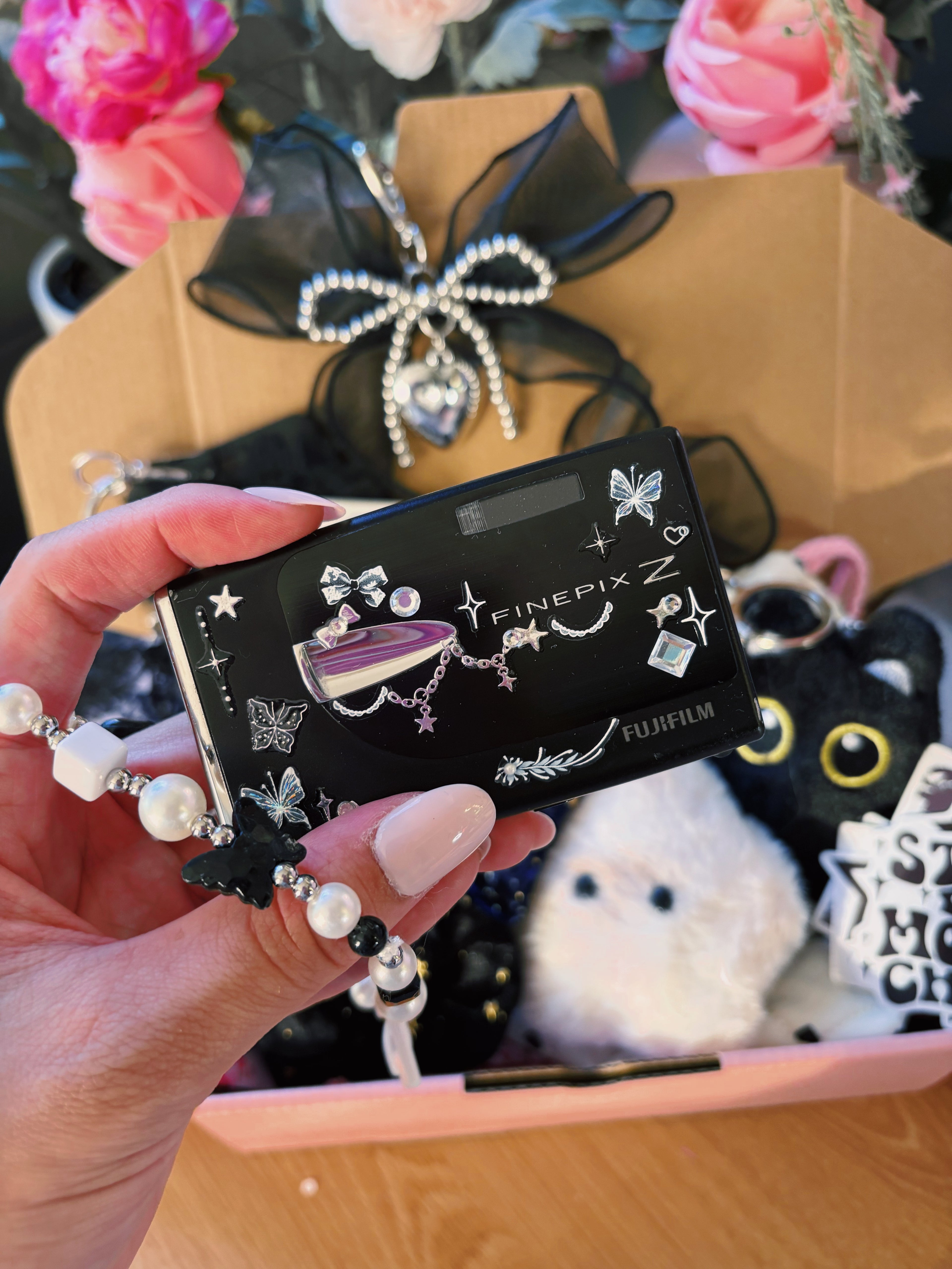 “Nyra” – Fujifilm FinePix Z20FD Black Vintage Digi Cam (Y2K Aesthetic) | Charm Set
