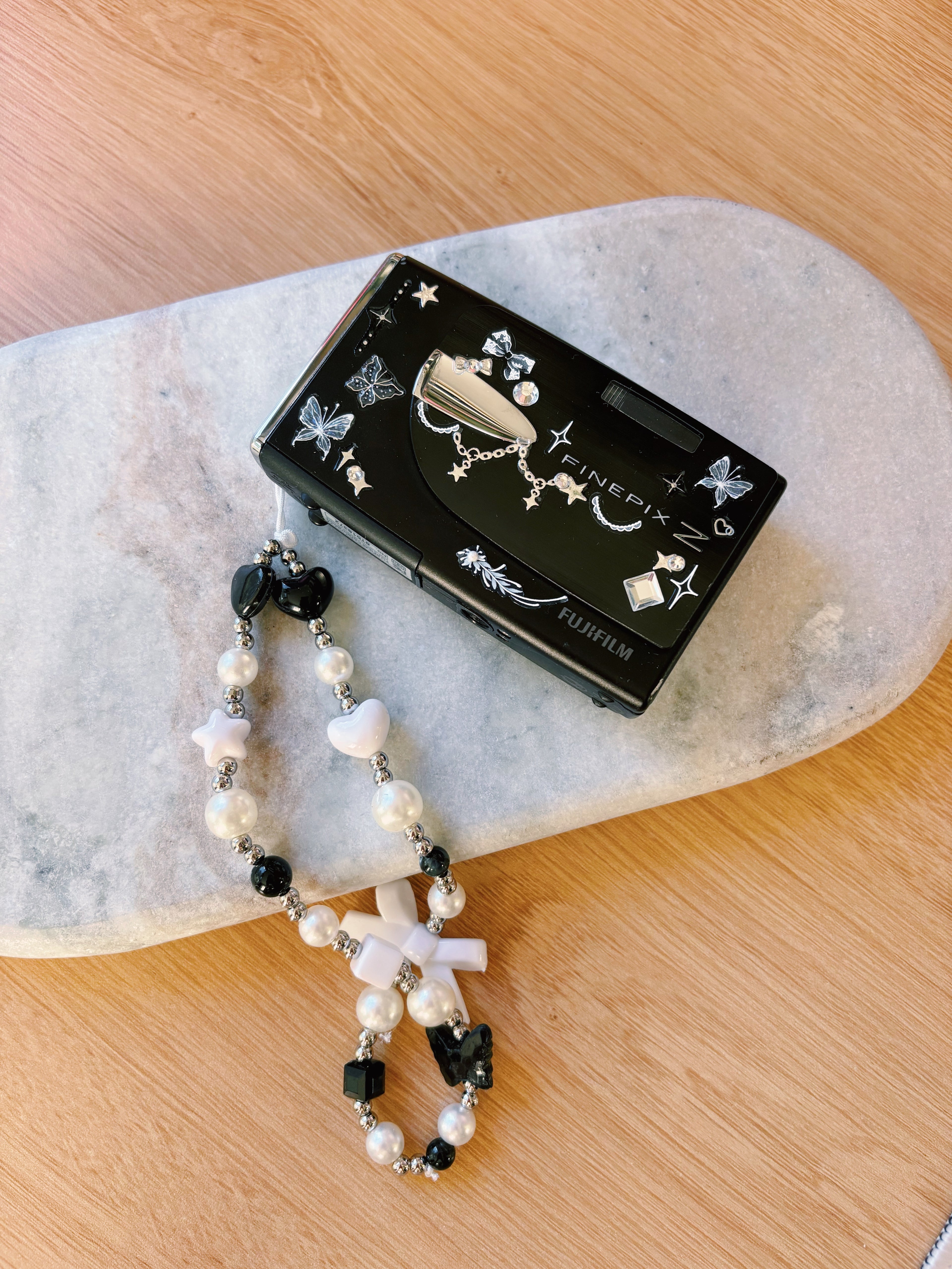 “Nyra” – Fujifilm FinePix Z20FD Black Vintage Digi Cam (Y2K Aesthetic) | Charm Set