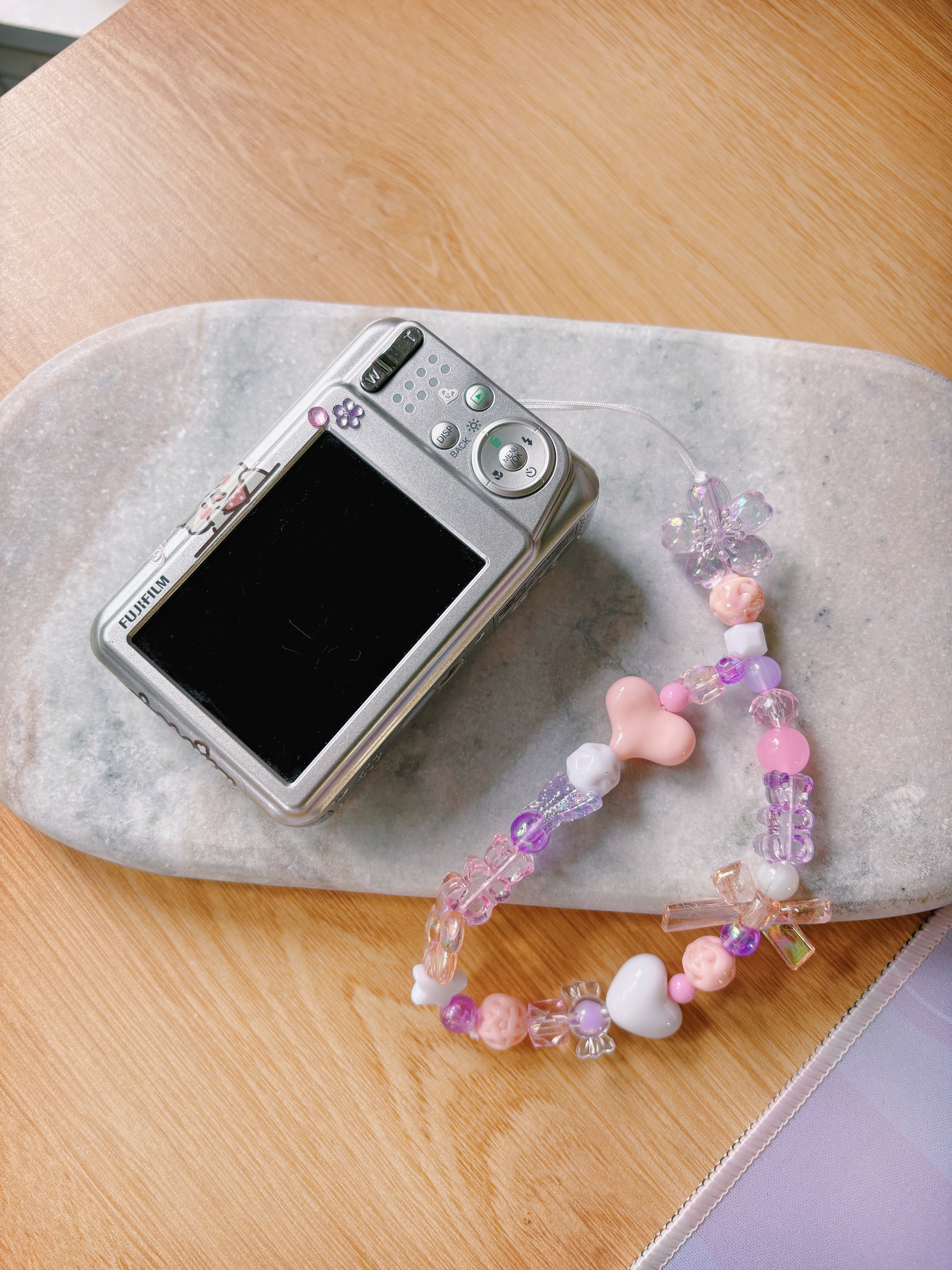 Elodie – The Soft Romantic | Fujifilm FinePix A170 – Silver