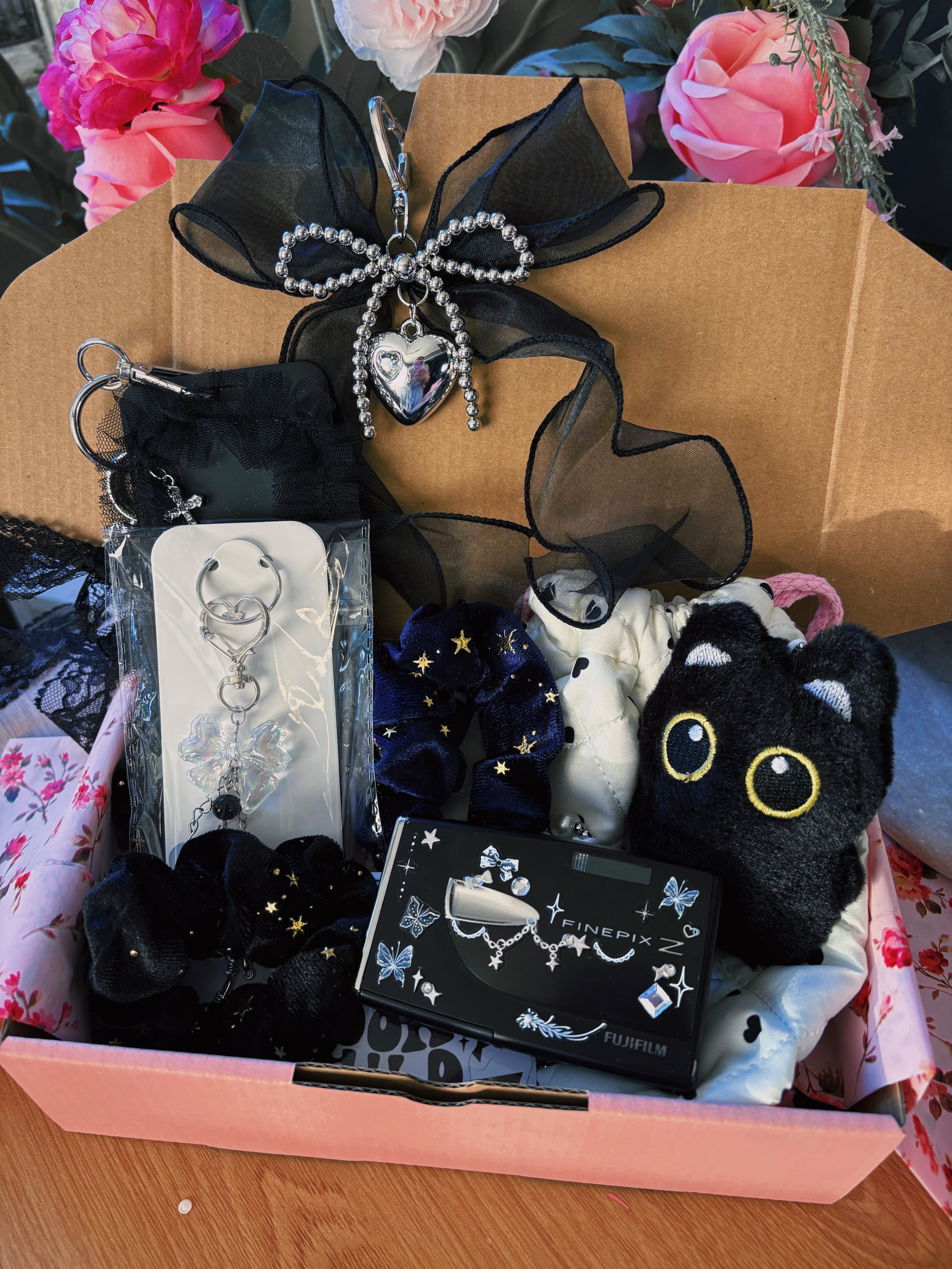 “Nyra” – Fujifilm FinePix Z20FD Black Vintage Digi Cam (Y2K Aesthetic) | Charm Set